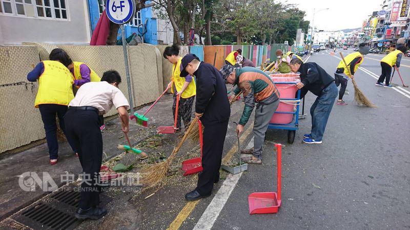 墾丁社區志工媽媽表示,遊客銳減,不能再不正視墾丁物價高、大街髒亂的負評,因此定期在著名的墾丁大街撿垃圾、整理環境。(墾丁社區提供)中央社記者郭芷瑄傳真 107年3月25日