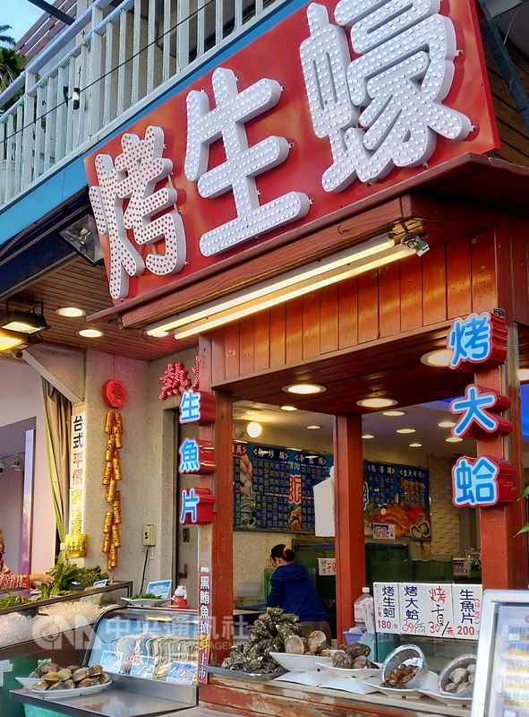 根據墾丁國家公園管理處統計,民國106年墾丁遊客人數全年遊客430餘萬人次,與103年超過837萬人次相比,幾乎腰斬,許多商家開始正視負評,墾丁大街價格透明化。中央社記者郭芷瑄攝 107年3月25日