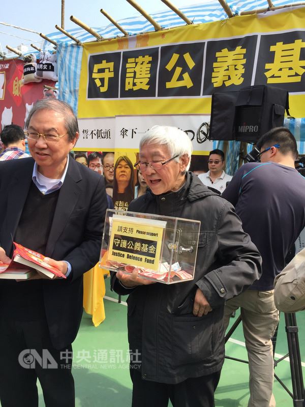 梵蒂岡計畫在中國教區的主教任命權上妥協,退休的香港樞機主教陳日君近期公開強烈反對。圖為陳日君(右)農曆年期間在維多利亞公園募款。中央社 107年3月29日