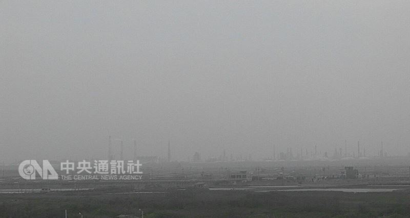 5年來最嚴重沙塵暴來襲,7日全台各地的空氣品質都不好,尤其雲林縣台西測站加上河川揚塵影響,AQI達到褐爆等級,並首次有測站達最高的平均500微克/立方公尺。(環保署提供)中央社記者余曉涵傳真 107年4月7日