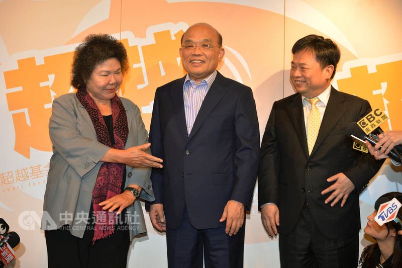 即將接任總統府秘書長的高雄市長陳菊(左)9日在民進黨選舉對策委員會召集人林錫耀(右)陪同下,拜會前行政院長蘇貞昌(中),勸進蘇貞昌代表民進黨出征新北市長。中央社記者孫仲達攝 107年4月9日