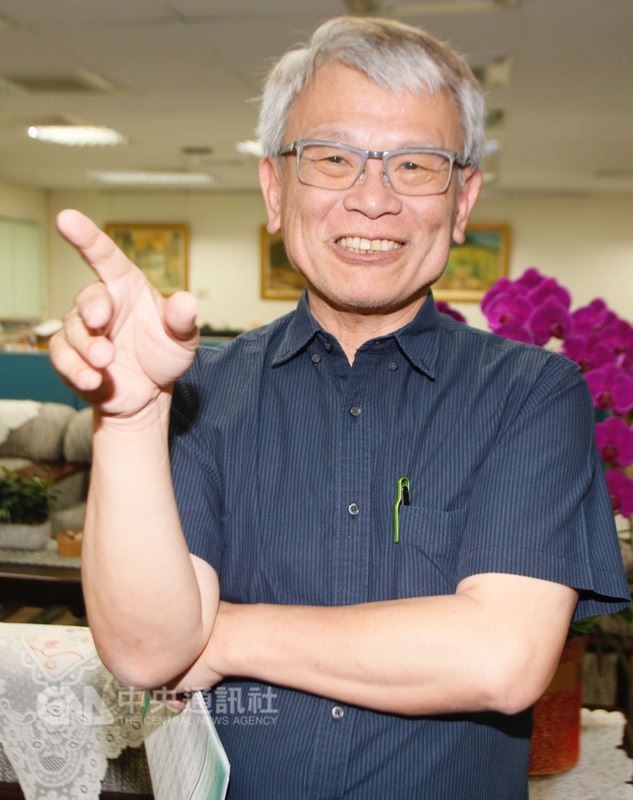 高雄市長陳菊23日將走馬上任接總統府秘書長,隨行者有高雄市研考會主委劉進興(圖),他10日受訪表示,「可以和朋友共同為一件事努力是件幸福的事。」中央社記者董俊志攝 107年4月10日