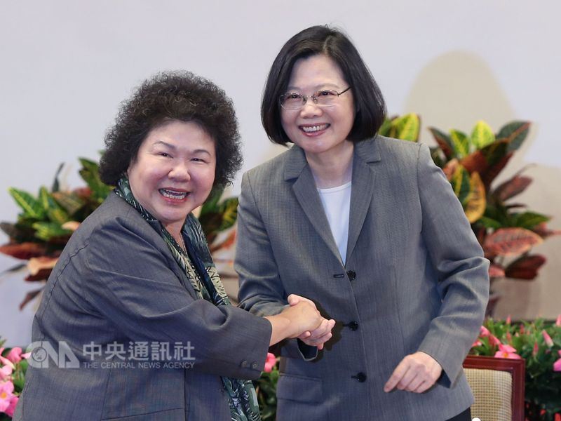 總統蔡英文(右)11日在總統府主持「總統府茶會」,宣布邀請高雄市長陳菊(左)擔任總統府秘書長。中央社記者鄭傑文攝 107年4月11日
