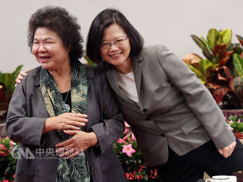 總統蔡英文(右)11日在總統府舉行記者會,介紹新任總統府秘書長由高雄市長陳菊(左)出任。會後蔡總統搭肩擁抱陳菊。中央社記者鄭傑文攝 107年4月11日
