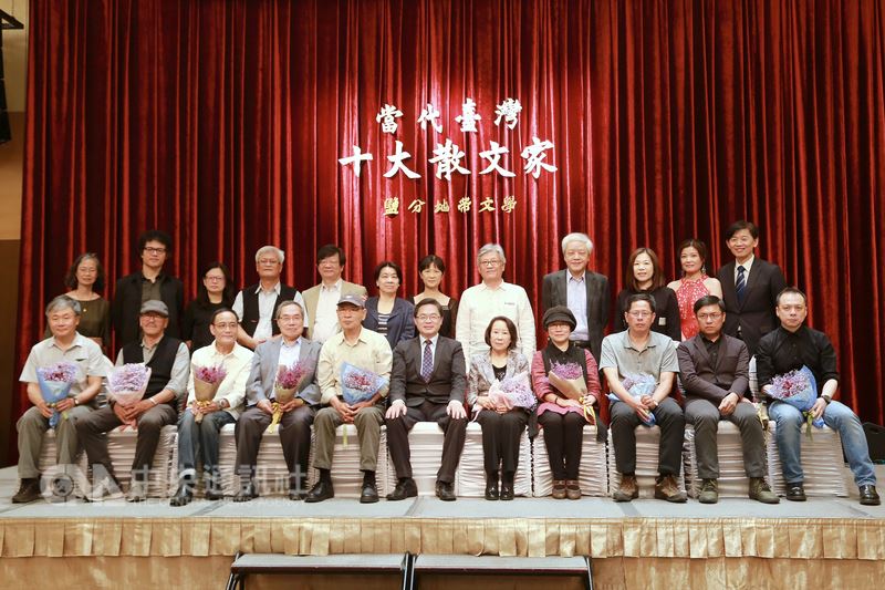 由台南「鹽分地帶文學」雙月刊主辦的「當代台灣十大散文家」評選結果出爐後,14日在台南舉行贈獎,是文壇多年來難得一見的盛會。(台南市政府提供)中央社記者張榮祥台南傳真 107年4月14日