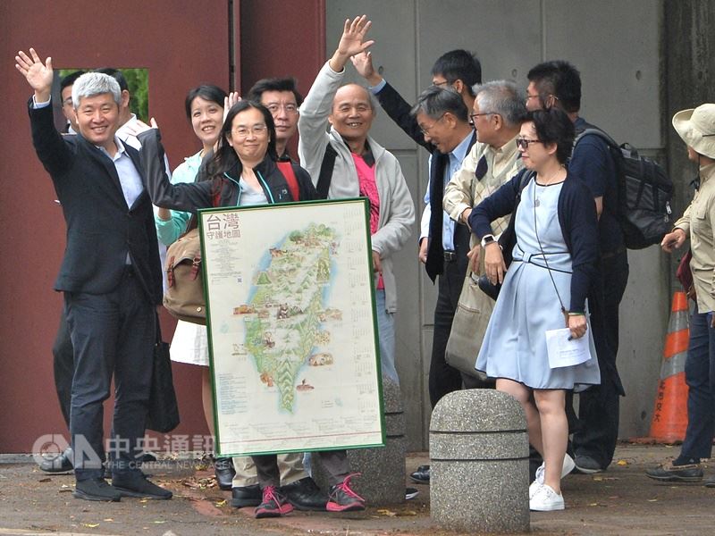 合辦全國NGOs環境會議的團體代表們15日下午到總統官邸拜會總統蔡英文。 中央社記者孫仲達攝 107年4月15日