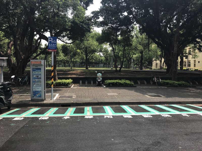 新北市政府交通局16日宣布擇定7區共14處路段劃設路邊電動機車專用停車格,呼籲一般機車勿亂入違停。圖為位於中和區中安街的電動機車專用停車格。(圖取自新北市政府交通局網頁traffic.ntpc.gov.tw)
