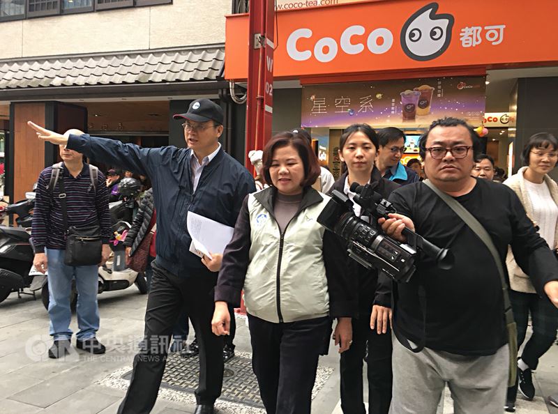 勞動部長許銘春19日表示,她帶隊勞檢是宣示勞動部對於勞動權益、職場安全的重視。圖為許銘春(前左2)17日帶隊突擊勞檢手搖飲店。(中央社檔案照片)
