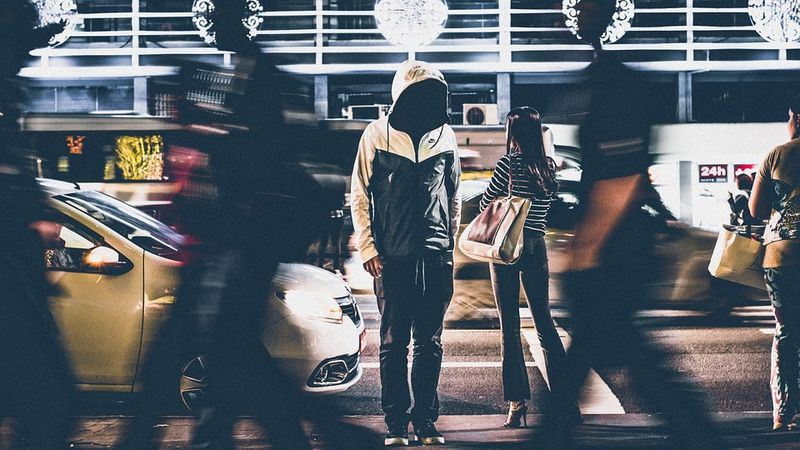 行政院會通過「糾纏行為防制法」草案,遭跟蹤、騷擾的受害人可報警由警方介入調查,法案後續送立法院審議。圖為示意圖。(圖取自Pixabay圖庫)