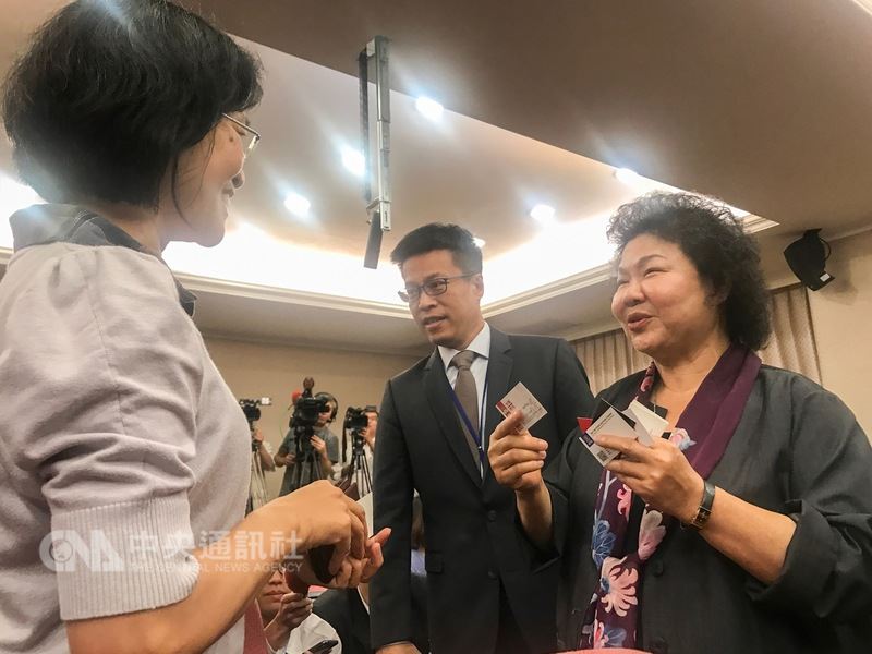 總統府23日舉行「新任總統府秘書長及行政院政務人員宣誓典禮」,新任總統府祕書長陳菊(右)宣誓後由總統府發言人黃重諺(中)等陪同下巡視各單位,並到新聞中心與記者寒暄。中央社記者裴禛攝 107年4月23日