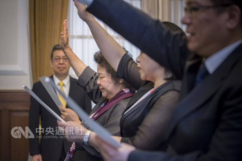 總統府23日早上舉行秘書長交接典禮,隨後由總統蔡英文主持宣誓典禮,陳菊(左)宣誓就任總統府秘書長。(總統府提供)中央社記者呂欣憓傳真 107年4月23日