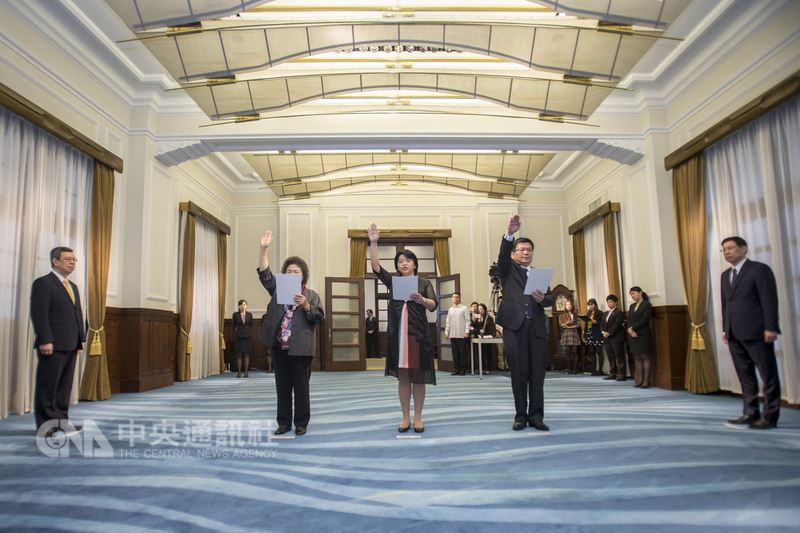 總統府23日早上舉行秘書長交接典禮,隨後由總統蔡英文主持宣誓典禮,陳菊(左)宣誓就任總統府秘書長。(總統府提供)中央社記者呂欣憓傳真 107年4月23日