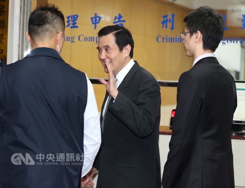 台北地檢署偵辦「三中案」,25日上午傳訊前總統馬英九(中)出庭釐清案情。中央社記者張皓安攝 107年4月25日