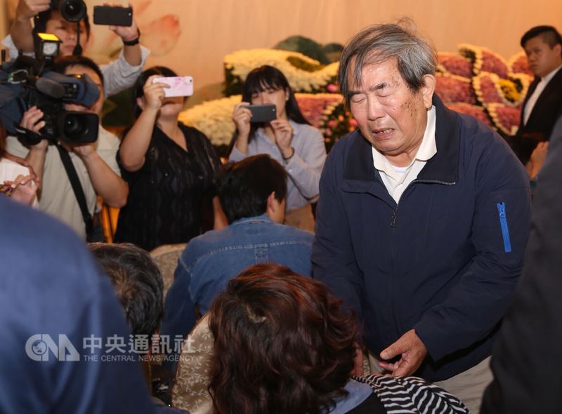 敬鵬工業桃園廠房大火釀消防員5死悲劇,敬鵬董事長黃維金(前右)29日下午現身靈堂,神情哀悽。黃維金並準備慰問金逐一要交給現場家屬,請他們節哀。中央社記者魯鋼駿攝 107年4月29日