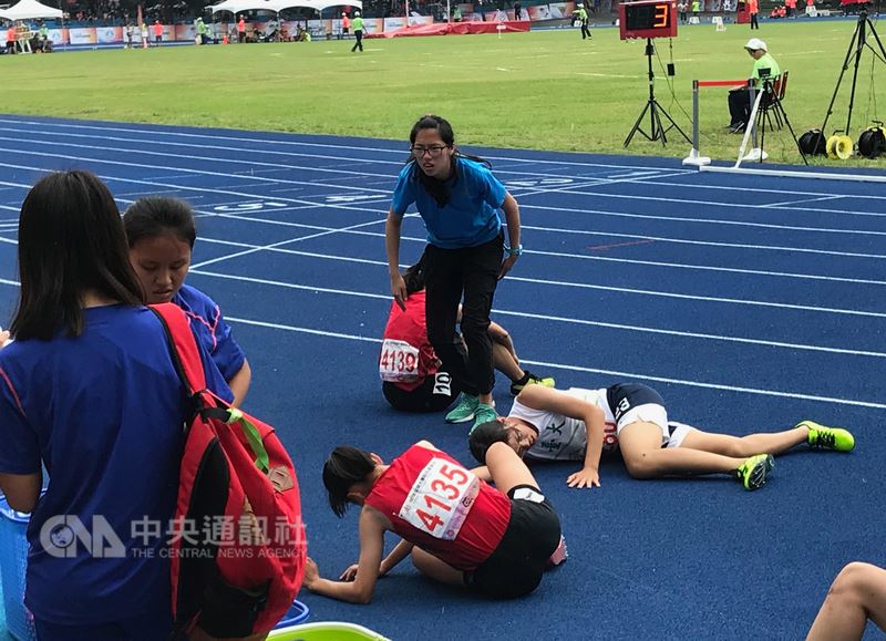 就讀某國立大學的男跨女變性人小欣(化名),今年參加107年全大運田徑一般女子組賽事,成為台灣史上首個以變性人身分參賽案例。同場選手受訪表示,一起比賽後覺得小欣與一般女性沒有太大差異。圖為賽後各家選手在終點旁臥地休息。中央社記者李晉緯攝 107年4月30日