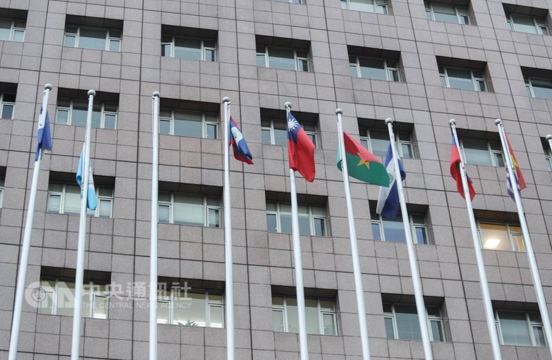 外交部長吳釗燮1日宣布,中華民國自即日起終止與多明尼加的外交關係,將終止雙邊合作計畫、撤離大使館。位於台北的友邦駐華大使館,大樓外多明尼加國旗(左起第三支旗桿)下午已撤下。中央社記者裴禛攝 107年5月1日