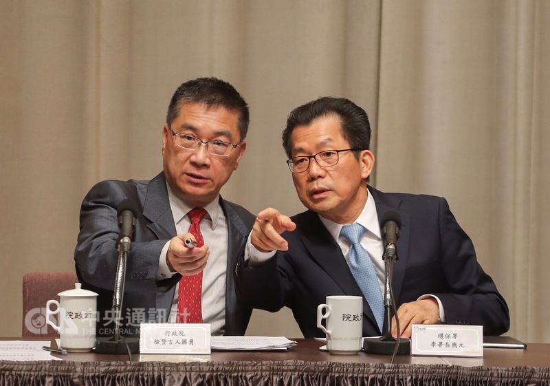 行政院會3日通過組織改造草案,環保署未來將納入經濟部的水資源保育業務、農委會的森林保育業務、交通部的中央氣象局等單位,升格成環境及資源部,等同於新設部會。行政院發言人徐國勇(左)與環保署長李應元(右)3日在行政院出席院會後記者會。中央社記者裴禛攝 107年5月3日