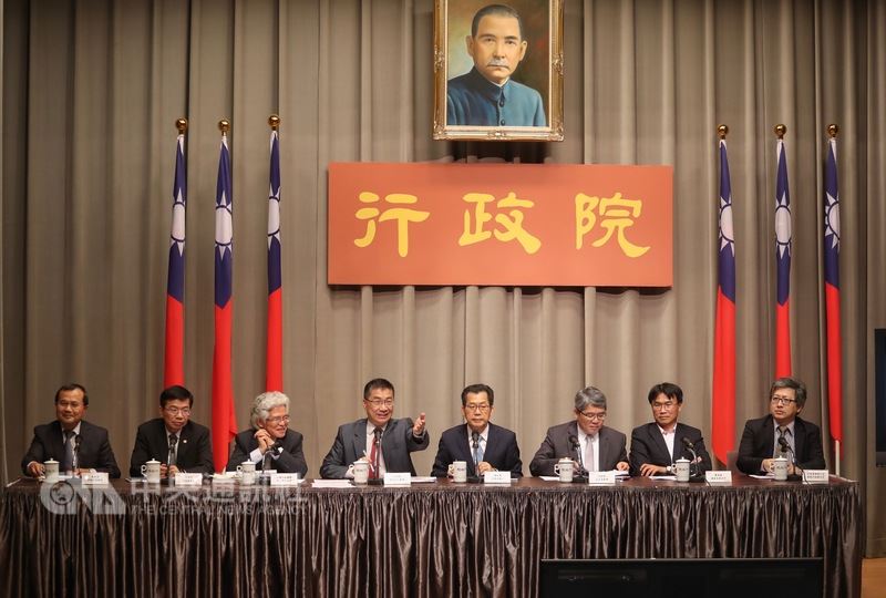 行政院3日舉行院會後記者會,由政務委員兼發言人徐國勇(左4)主持,原能會副主委邱賜聰(左)、人事行政總處人事長施能傑(左3)、交通部次長王國材(左2)、環保署長李應元(右4)、內政部次長花敬群(右3)、農委會副主委陳吉仲(右2)、科技會報辦公室執行秘書蔡志宏(右)出席與會,說明組織改造草案。中央社記者裴禛攝 107年5月3日