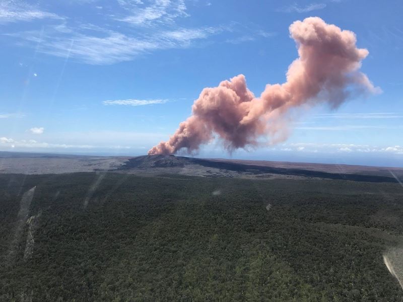 最近發生一連串地震後,夏威夷幾勞亞火山3日噴發,約一萬人被要求離開家園。圖為幾勞亞火山。(圖取自美國地質調查局臉書www.facebook.com/USGSVolcanoes)