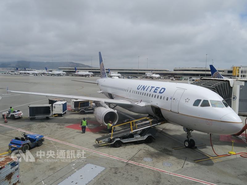 美國媒體報導,中國民用航空總局日前發函給美國的聯合航空、美國航空,要求遵守中方的反分裂規定,任何以國家之名提到台灣、香港與澳門的標示都必須移除。圖為聯合航空班機。(中央社檔案照片)