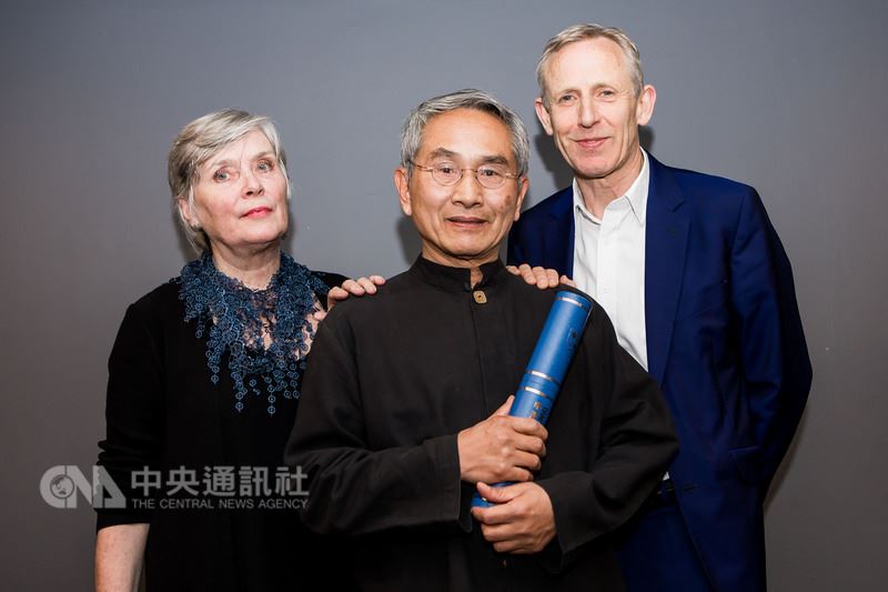 雲門舞集藝術總監林懷民獲頒英國三一拉邦音樂舞蹈學院榮譽院士,與沙德勒之井劇院執行長兼藝術總監史帕丁(右)及三一拉邦音樂舞蹈學院舞蹈部主任米瑞拉‧巴爾翠普左合影。(駐英文化組提供)中央社記者戴雅真倫敦傳真 107年5月10日