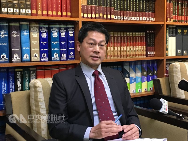 外交部發言人李憲章表示,旅居澳洲的台灣學童參加活動時,在牛隻塑像上彩繪中華民國國旗,因中國人士抗議遭塗銷;駐處已陸續進洽澳洲官方及活動主辦單位了解詳情。(中央社檔案照片)