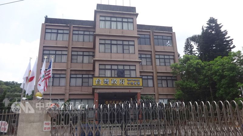 台灣民政府官網上強調他們是依國際法成立的「獨立政府」,主張日本天皇保有台灣所有權、美國總統握有台灣占領權。台灣民政府位於桃園龜山的中央會館(圖)10日遭桃檢搜索。中央社記者吳睿騏桃園攝 107年5月10日