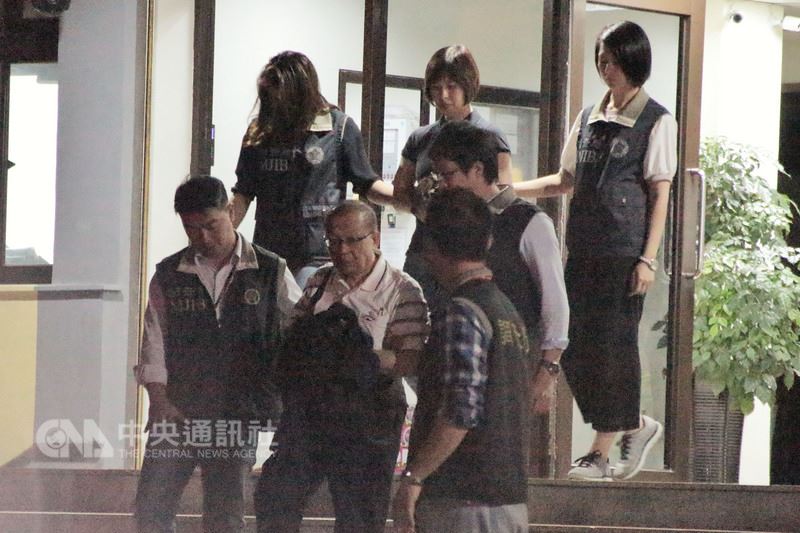 台灣民政府秘書長林志昇(前排中)涉犯吸金案,11日凌晨林志昇、妻子林梓安(後排中)等人遭移送桃園地檢署偵辦。中央社記者吳睿騏攝 107年5月11日
