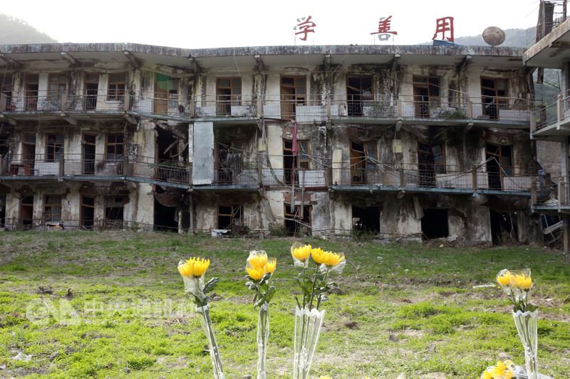 四川北川還保留2008年地震時破損的房屋。5月初,在北川職業中學遺址前,當年的師生結伴悼念遇難者,留下鮮花。(中新社提供)中央社 107年5月12日