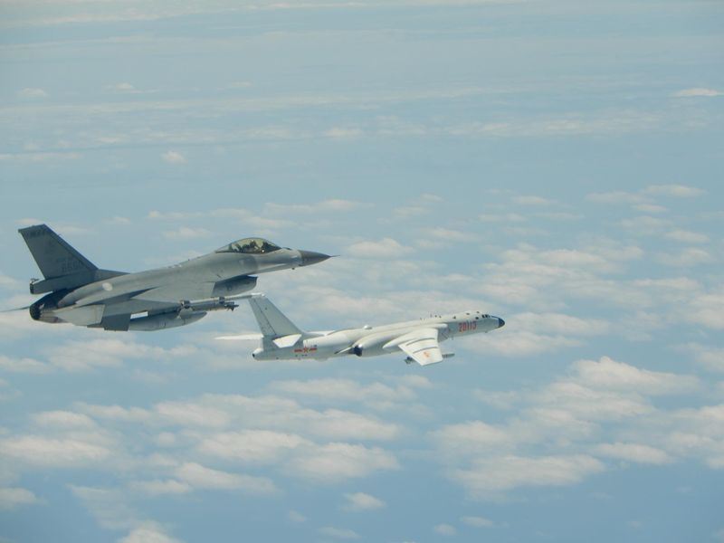 共機再度繞台,空軍司令部11日公布F-16戰機(左)升空監控共機轟6(右)的畫面。(空軍司令部提供)