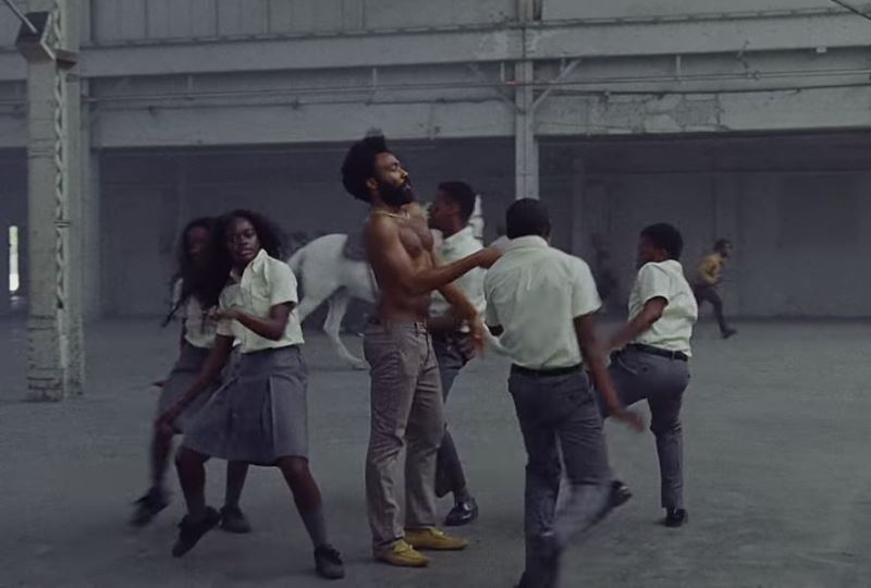 非裔美國男星唐納葛洛佛推出最新單曲「這就是美國」(This Is America)的音樂錄影帶,暗諷種族歧視和槍枝氾濫現況。(圖取自ChildishGambinoVEVO YouTube頻道www.youtube.com/)
