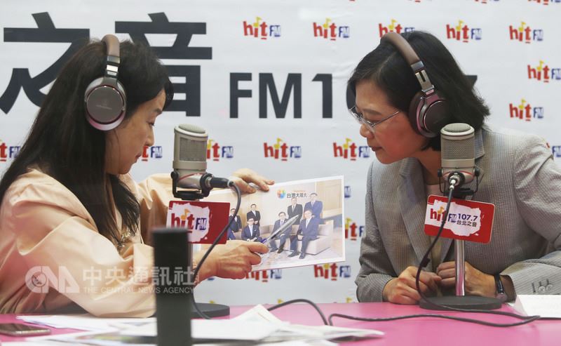 總統蔡英文(右)14日接受「蔻蔻早餐」節目專訪,主持人周玉蔻(左)指著照片表示,管中閔是台灣大哥大獨董,張善政是台哥大董事,台大校長遴選委員蔡明興是台哥大副董,這裡面利益衝突非常不避嫌。蔡總統說,尊重教育部,不會有自己判斷。中央社記者鄭傑文攝 107年5月14日