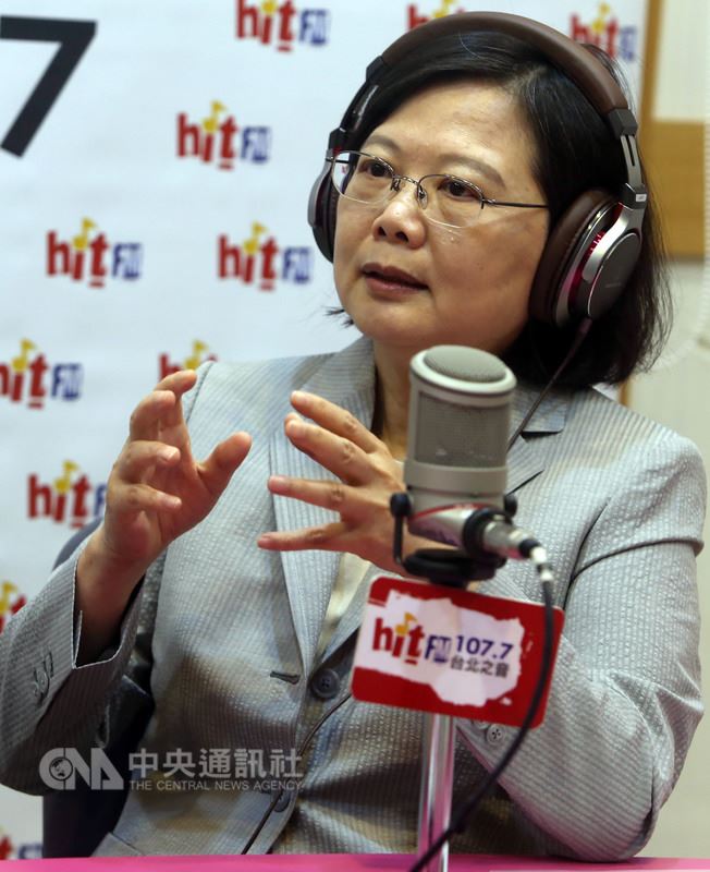 台灣大學校長當選人管中閔呼籲總統蔡英文解決台大校長遴選風暴,總統蔡英文(圖)14日接受「蔻蔻早餐」節目專訪表示,要求總統做政治介入反而不好,這是法律問題不是政治問題,教育部依法處理,她尊重教育部。中央社記者鄭傑文攝 107年5月14日