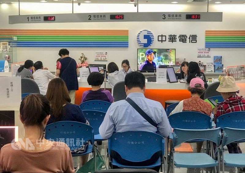 電信三雄推出499吃到飽擴大全民方案,為期7天的短期促銷,引起申辦熱潮,由於放寬無約用戶在網路數位門市登記,15日門市排隊人潮明顯減少,部分民眾下班後前往排隊。中央社記者裴禛攝 107年5月15日