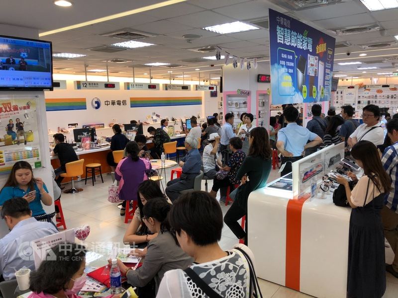 499吃到飽方案引爆搶辦風潮,第一線人力吃緊,勞動相關單位開罰中華電信200萬元。(中央社檔案照片)