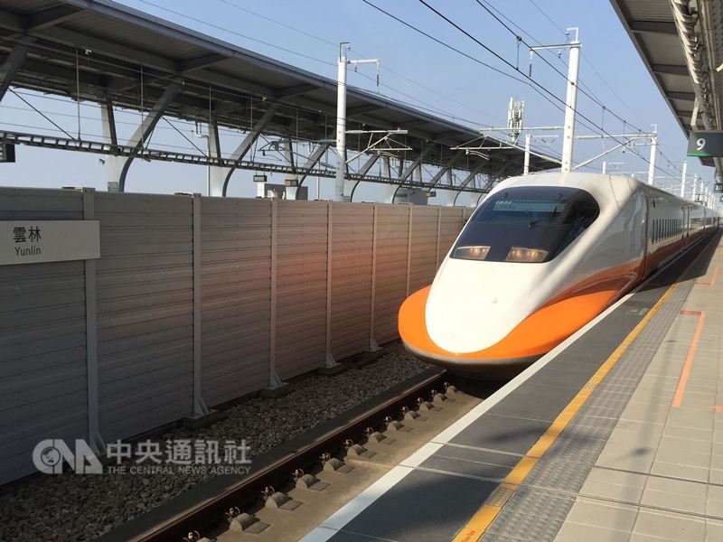 台灣高鐵公司多年前推出優惠方案中,有75折的熟齡票,對象是60至64歲長者,優惠早已停止,台灣高鐵多次澄清,呼籲別再傳錯誤訊息。(中央社檔案照片)