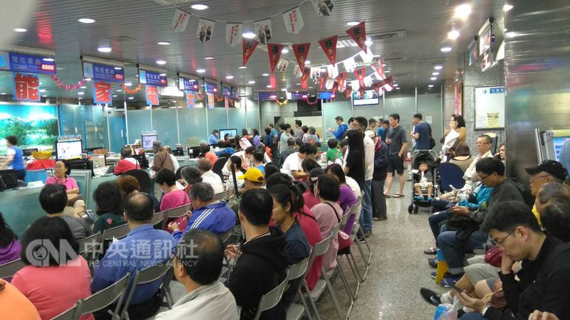 過去7天,全民搶辦499吃到飽,電信門市湧入大批申辦人潮。(中央社檔案照片)