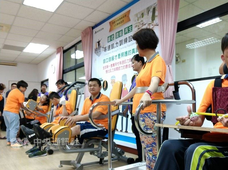 在長照2.0政策下,屏東縣積極布建各村里的關懷據點,目前已佈建295處關懷據點,布建密度達62.72%,正逐步擴大佈建老人及失能失智者的照服網絡。中央社記者郭芷瑄攝 107年5月16日