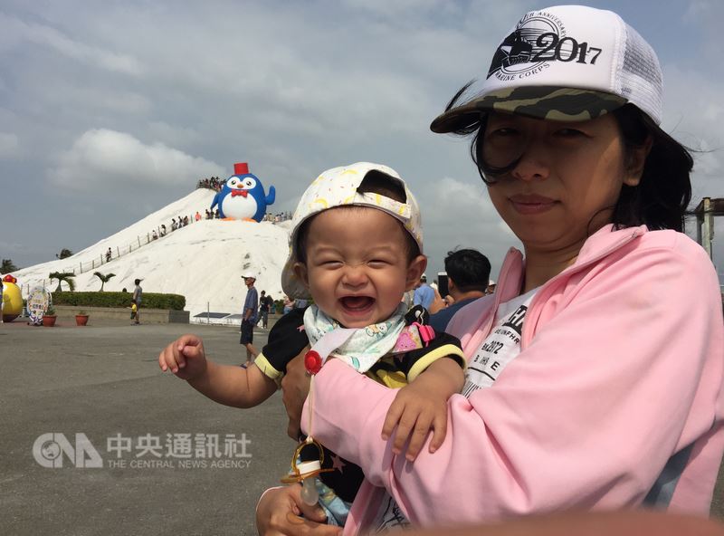 行政院長賴清德上午主持「我國的少子女化對策-0-5歲幼兒教育及照顧篇」記者會,宣布將擴大公共化教保服務量、建置準公共化教保服務機制,並擴大發放育兒津貼等。中央社記者董俊志攝 107年5月16日