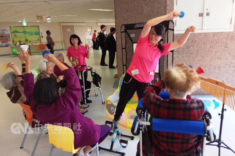 台南市社區整體照顧服務體系據點密度為各縣市之冠,朝落實社區安養的精神前進。(台南市政府社會局提供)中央社記者楊思瑞台南傳真 107年5月16日