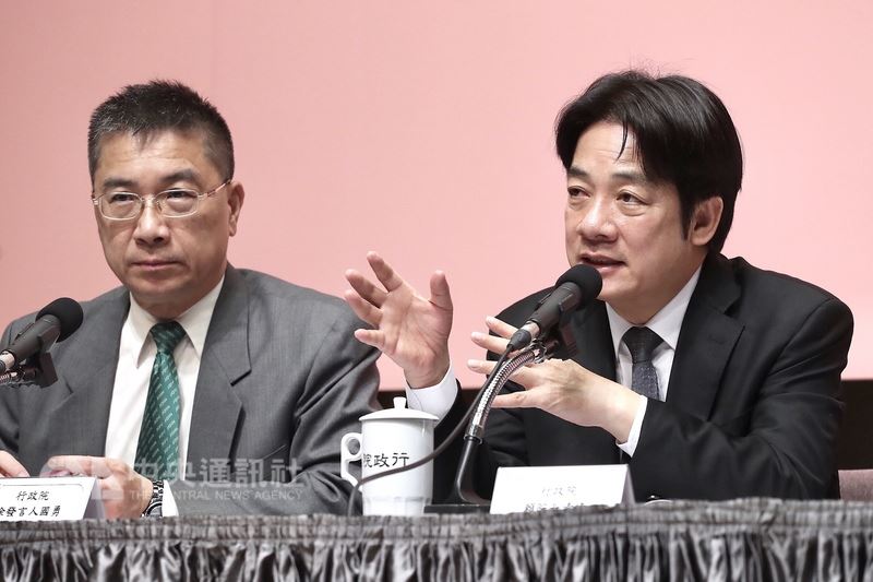 行政院長賴清德(右)16日在行政院主持「我國的少子女化對策-0-5歲幼兒教育及照顧篇」記者會,宣布將擴大公共化教保服務量、建置準公共化教保服務機制,並擴大發放育兒津貼等。左為行政院發言人徐國勇。中央社記者吳翊寧攝 107年5月16日
