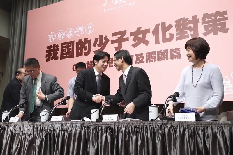 行政院長賴清德(前左2)16日在行政院主持「我國的少子女化對策-0-5歲幼兒教育及照顧篇」記者會,與政務委員林萬億(右2)握手致意。中央社記者吳翊寧攝 107年5月16日