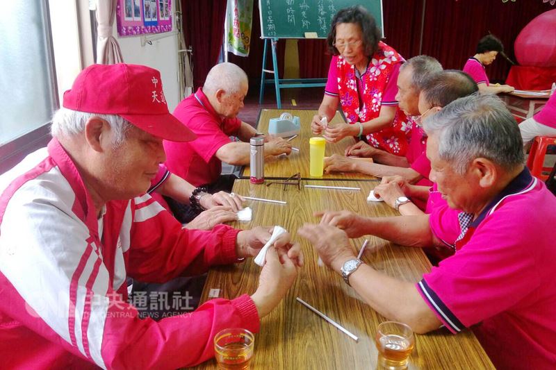 桃園市配合衛生福利部推動「長期照顧十年計畫2.0-社區整體照顧服務模式」,目前已結合地方社區、醫事機構與長照單位,組成綿密服務網絡。(桃園市政府社會局提供)中央社記者吳睿騏桃園傳真 107年5月16日