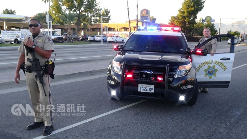 美國加州聖伯納地諾社會福利機關在2015年12月遭槍擊,死傷慘重。警方全副武裝戒備,如臨大敵。(中央社檔案照片)