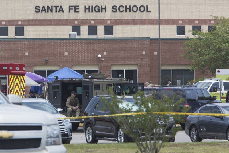 美國德州聖塔菲高中18日發生槍擊案,造成10人死亡和至少10人受傷。(法新社提供)