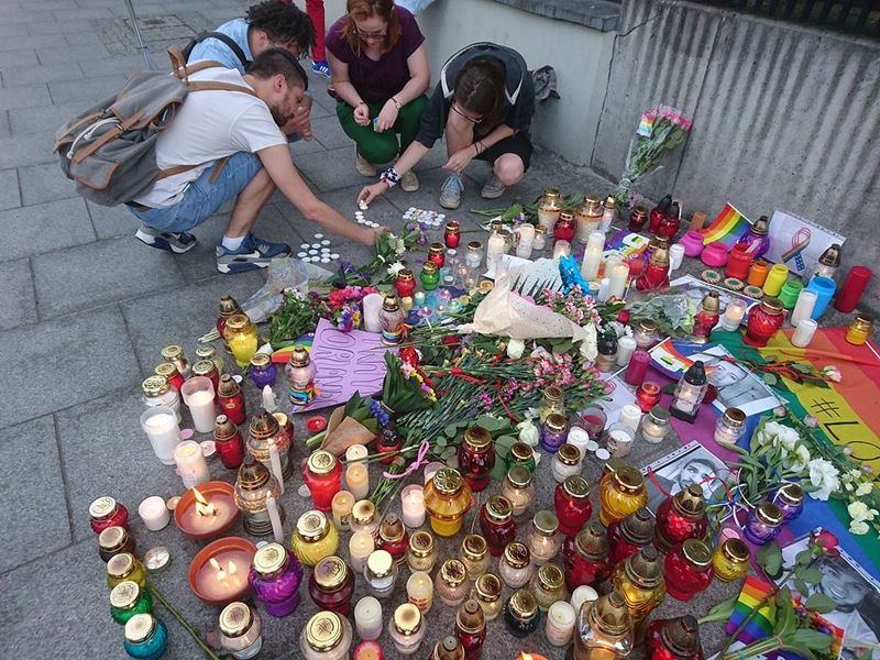 2016年6月12日,槍手在奧蘭多一間同志夜店開火,造成49人死亡。隔天,在波蘭華沙美國大使館前面空地,人們紛紛在此紀念奧蘭多夜店槍擊案的受害者。(圖取自維基共享資源;作者MiłośćNieWyklucza,CC BY-SA 4.0)