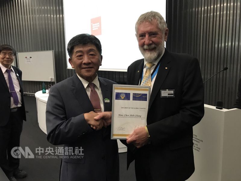 衛福部長陳時中(左)19日獲公共衛生協會世界總會(WFPHA)主席摩爾頒發「公共衛生全球憲章大使」。中央社記者唐佩君日內瓦攝 107年5月20日