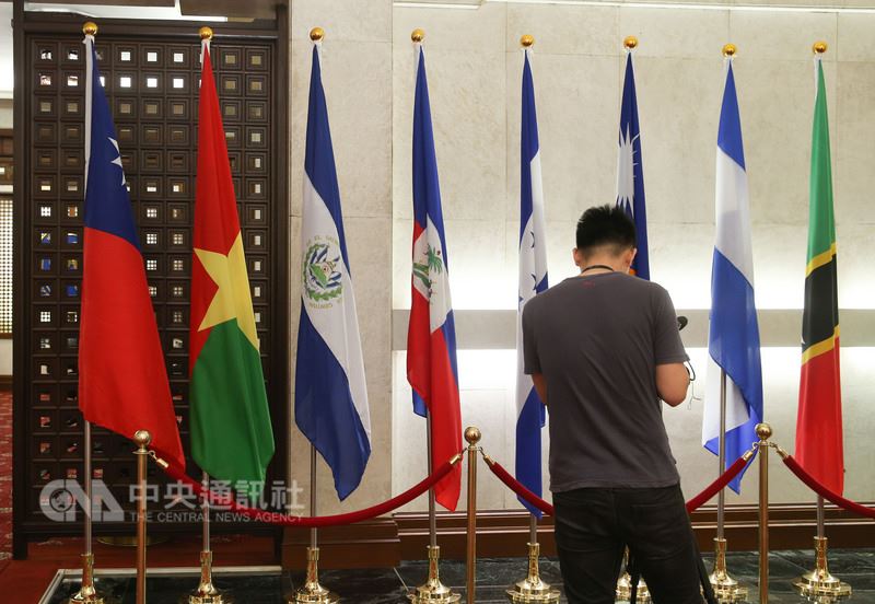 外交部長吳釗燮24日晚召開國際記者會宣布,布吉納法索與中華民國斷交。圖為布吉納法索國旗(左2)仍放置在外交部內。 中央社記者謝佳璋攝 107年5月24日