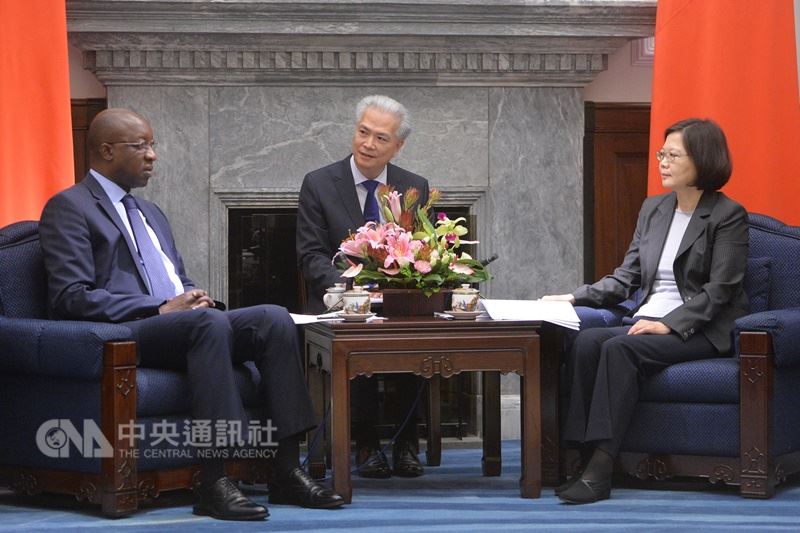 圖為總統蔡英文(右)105年5月接見布吉納法索總理齊耶鈸。(中央社檔案照片)
