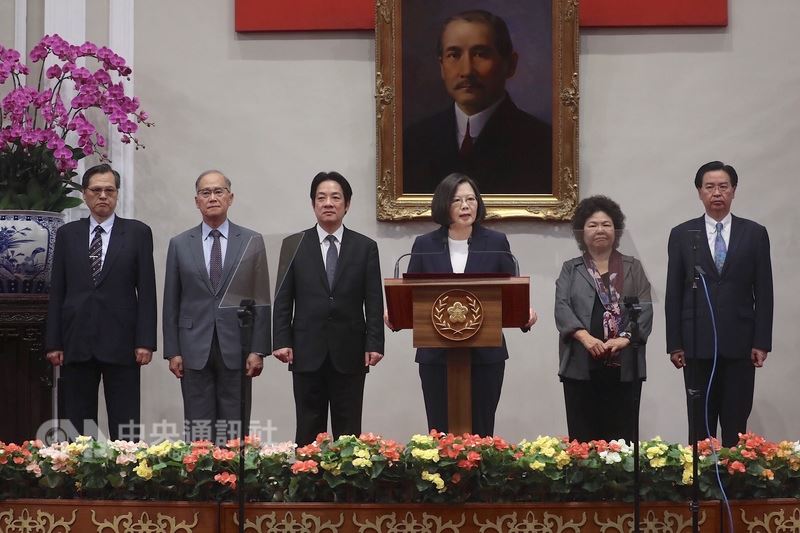 中華民國正式與西非布吉納法索斷交,總統蔡英文(右3)24日晚間在總統府召開記者會發表談話,總統府秘書長陳菊(右2)、行政院長賴清德(左3)、國安會秘書長李大維(左2)、外交部長吳釗燮(右)與陸委會主委陳明通(左)陪同出席。中央社記者吳翊寧攝 107年5月24日